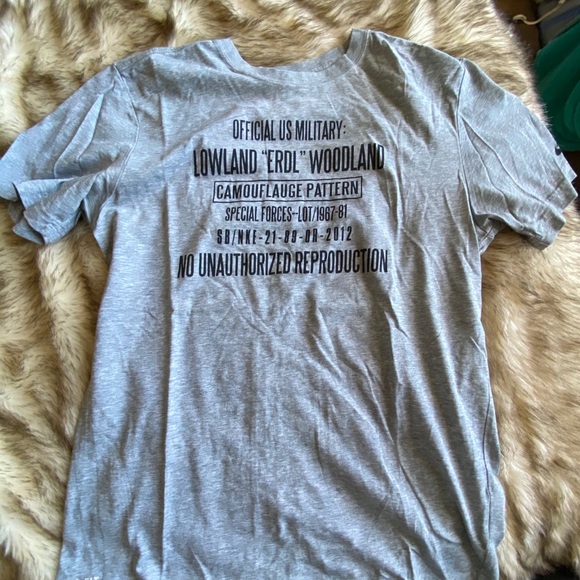 NWOT Nike Tee - Picture 2 of 4